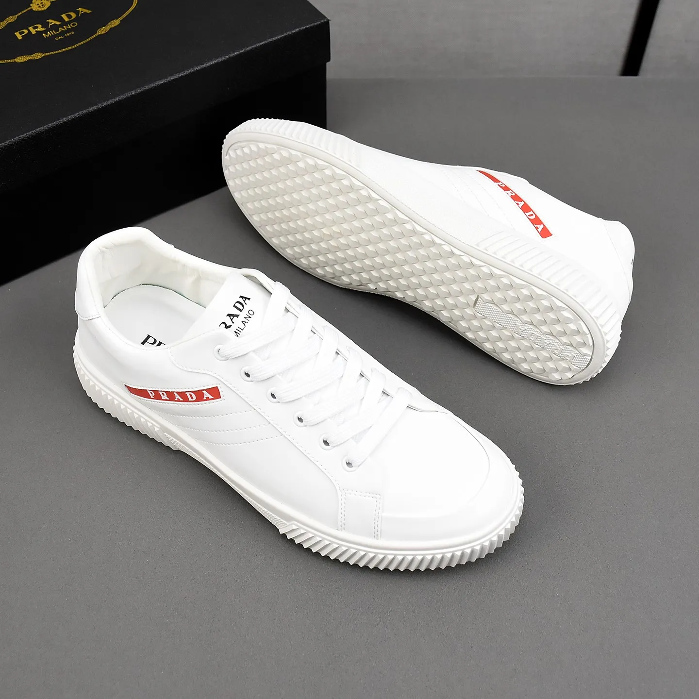 PP420👟👟👟Prada set off the audience! Prada, an international brand that is constantly innovating, this men's casual shoe, the original version, made of cowhide leather at a ratio of one to one at the store, with leather feet and rubber non-slip outsole, breathable and comfortable, quality speaks for itself👄38-44